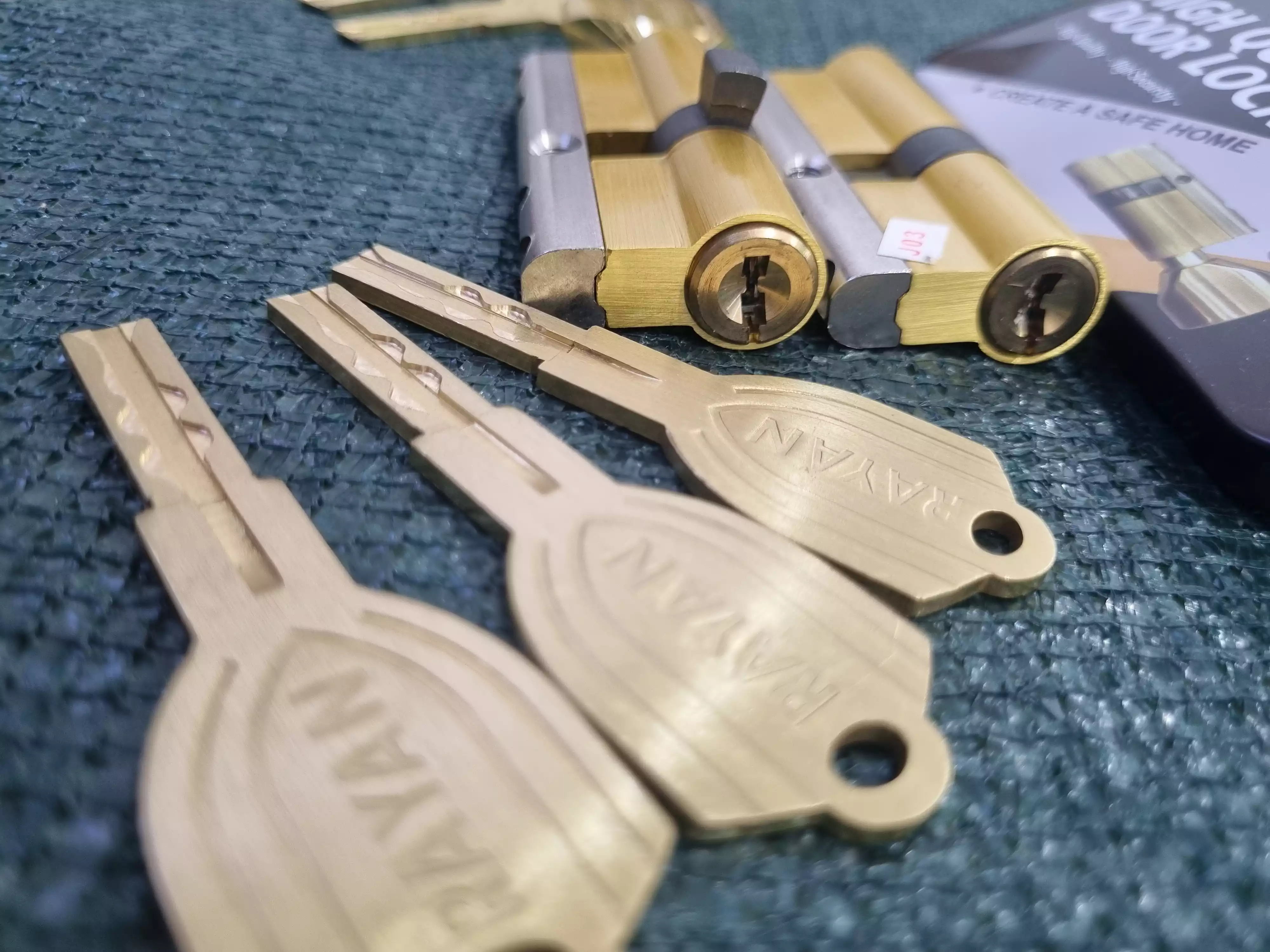 مغزی  دوقولو تسمه دار فولادی ( هر جعبه شامل دو مغزی با کلید مشترک )